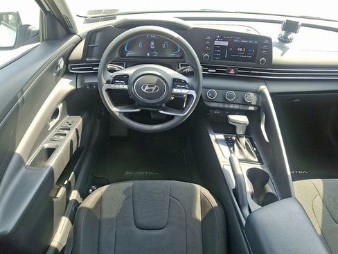 Certified 2024 Hyundai Elantra SE FWD image 11