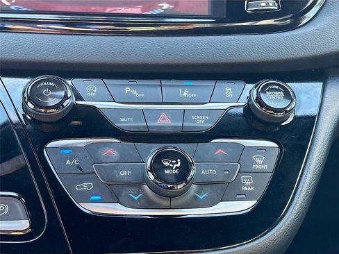 Used 2025 Chrysler Pacifica Select FWD image 17