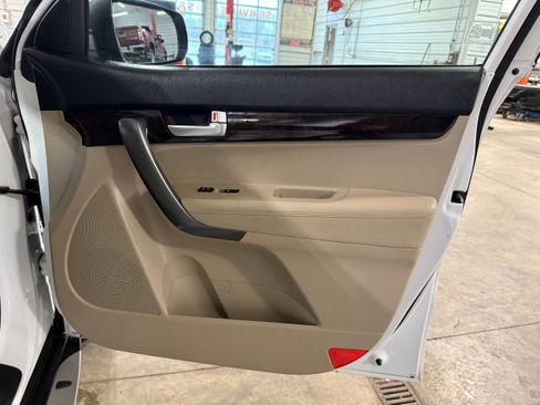 Used 2014 Kia Sorento LX image 5