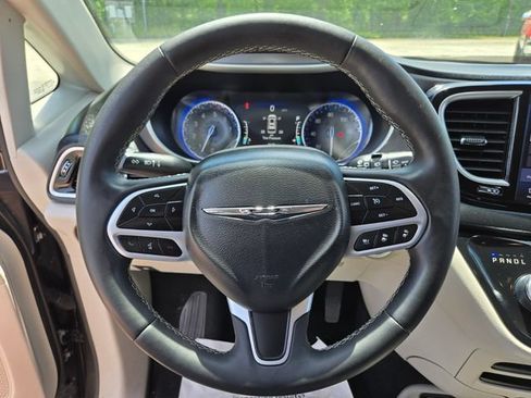 Used 2023 Chrysler Pacifica Touring-L FWD image 31