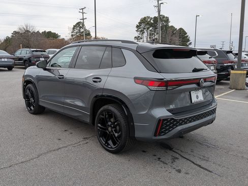 Used 2025 Volkswagen Tiguan SE R-Line image 5