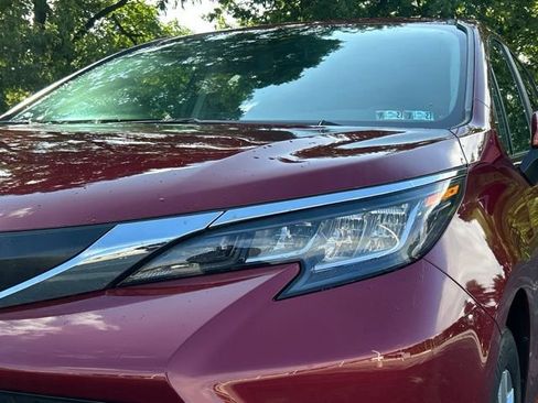 Used 2022 Toyota Sienna XLE w/ XLE Plus Package AWD/4WD image 11