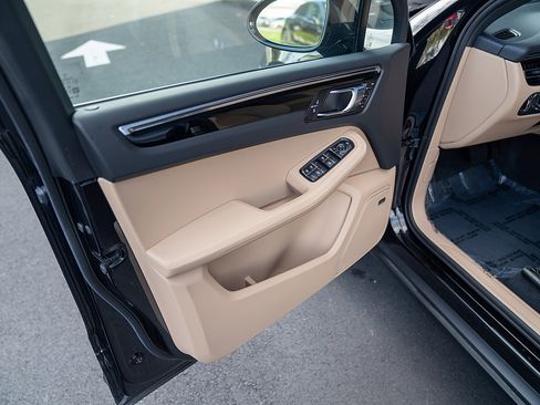 Certified 2025 Porsche Macan AWD/4WD image 16