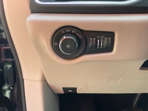 Used 2023 Chrysler Pacifica Touring-L FWD image 18