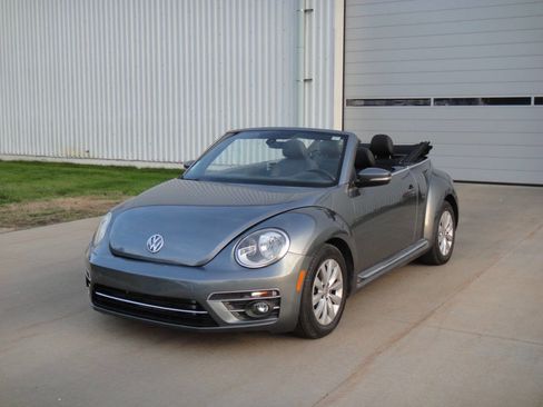 Used 2017 Volkswagen Beetle 1.8T FWD image 2