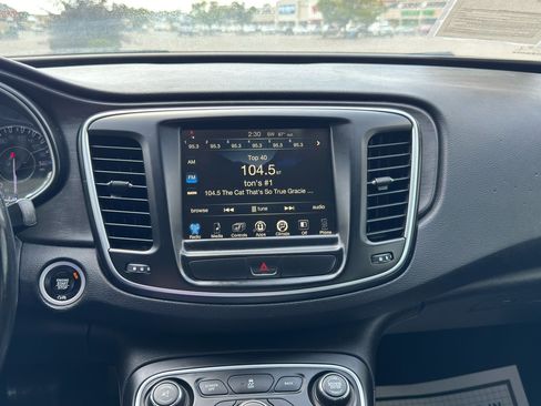 Used 2017 Chrysler 200 Limited Platinum image 21