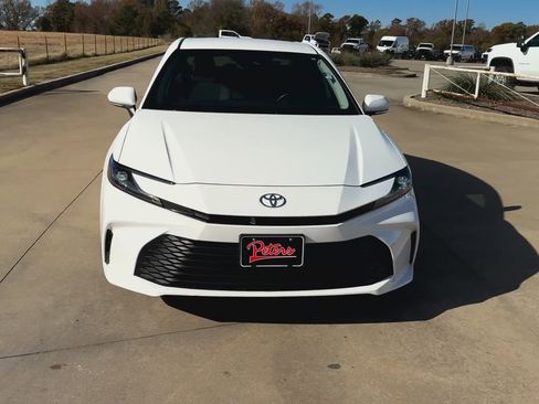Used 2025 Toyota Camry SE image 4