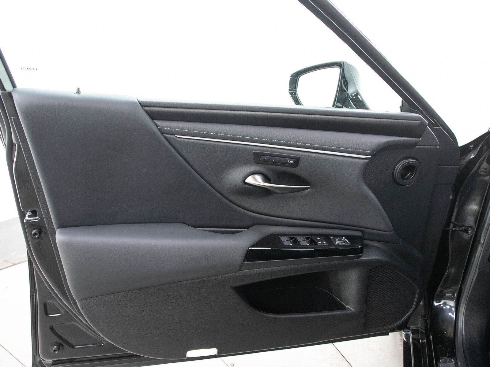 Used 2025 Lexus ES 300h FWD image 19