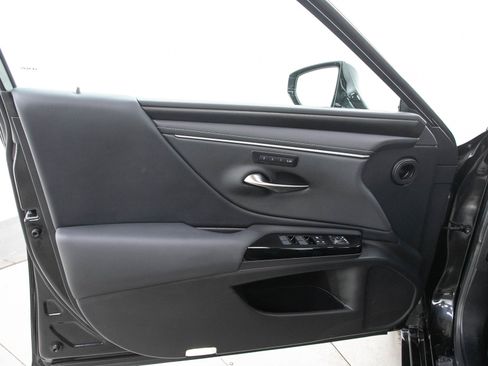 Used 2025 Lexus ES 300h FWD image 19