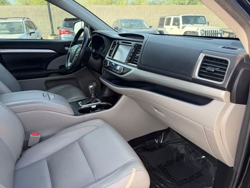 Used 2018 Toyota Highlander XLE FWD image 11