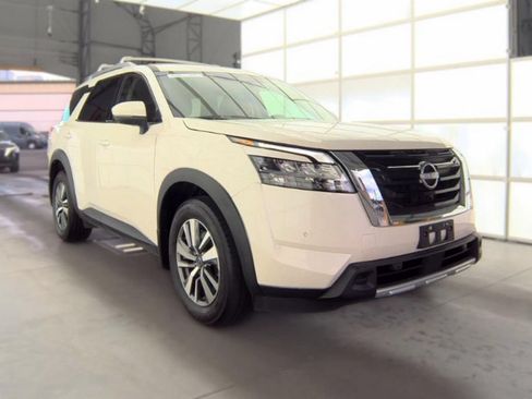 Used 2024 Nissan Pathfinder SL AWD/4WD image 4