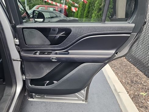 Used 2022 Lincoln Aviator AWD w/ Premium Package image 38