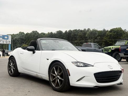 Used 2020 MAZDA MX-5 Miata Sport RWD image 10