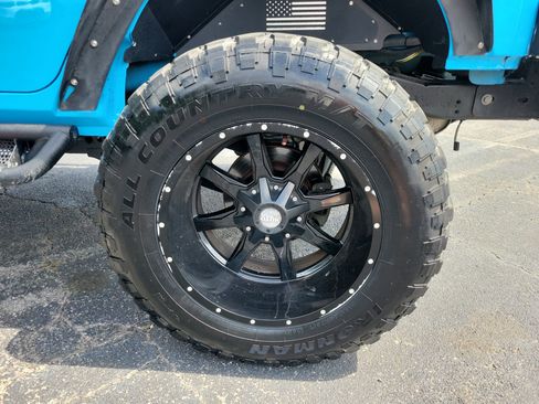 Used 2017 Jeep Wrangler Unlimited Sahara w/ Connectivity Group AWD/4WD image 21