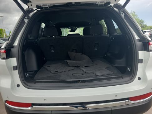 Used 2025 Jeep Grand Cherokee Laredo w/ Luxury Tech Group I RWD image 9