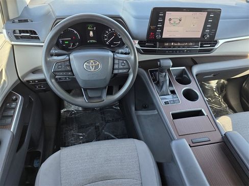 Used 2022 Toyota Sienna LE image 12