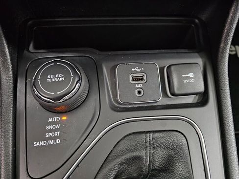 Used 2021 Jeep Cherokee Latitude image 15