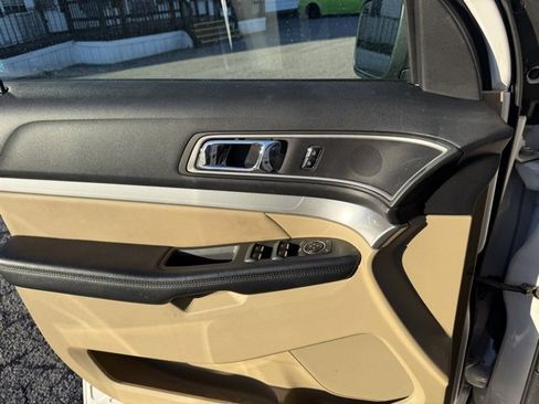 Used 2017 Ford Explorer XLT w/ Equipment Group 202A image 7