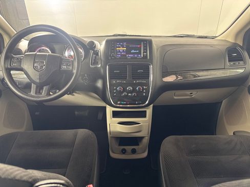 Used 2018 Dodge Grand Caravan SE w/ UConnect Hands-Free Group image 28