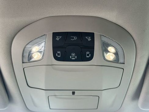 Used 2024 Chrysler Pacifica Touring-L FWD image 19