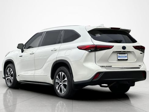 Used 2021 Toyota Highlander XLE AWD/4WD image 3