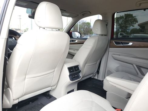 Used 2024 Volkswagen Atlas SE image 11