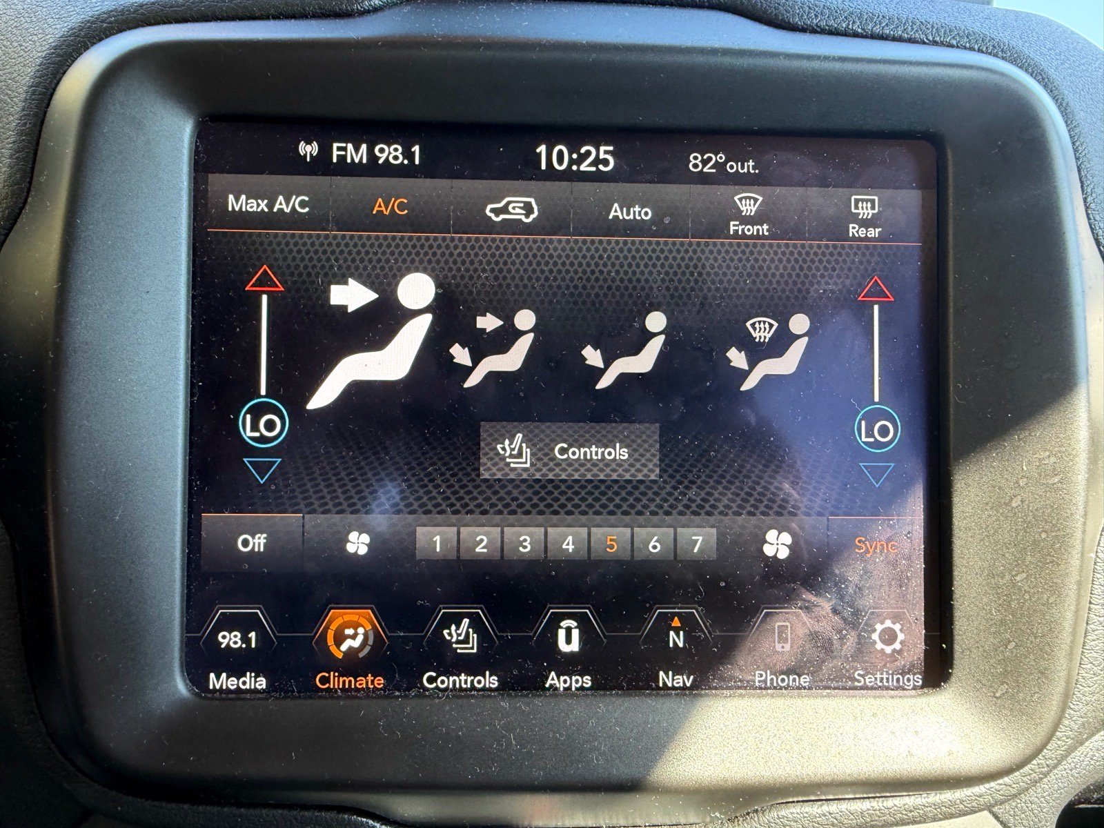 Used 2023 Jeep Renegade Latitude w/ Premium Group AWD/4WD image 37