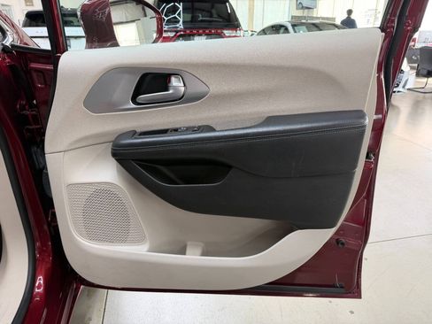 Used 2017 Chrysler Pacifica Platinum FWD image 15
