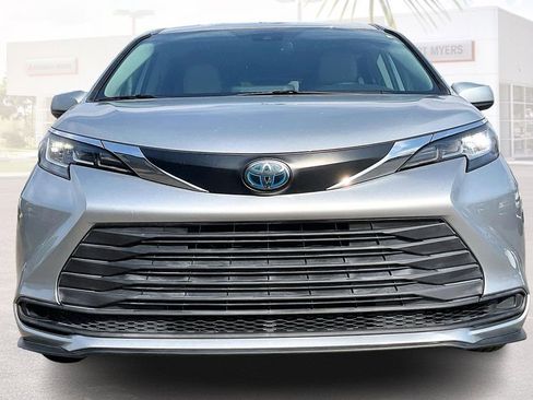 Used 2021 Toyota Sienna LE w/ LE Plus Package AWD/4WD image 25