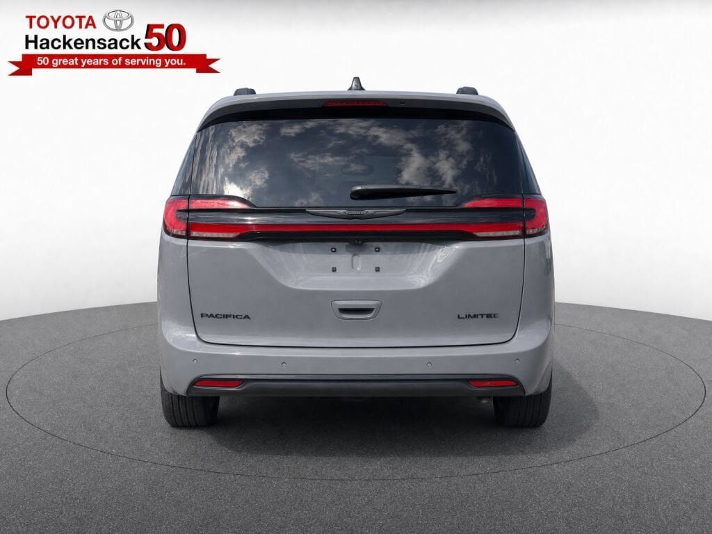 Used 2025 Chrysler Pacifica Limited FWD image 7