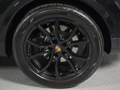 Used 2025 Porsche Cayenne Coupe image 10