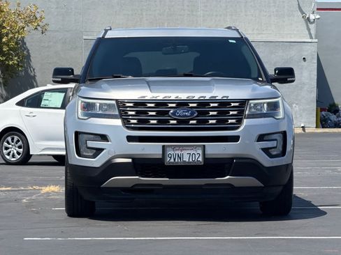 Used 2017 Ford Explorer XLT w/ Equipment Group 202A AWD/4WD image 10