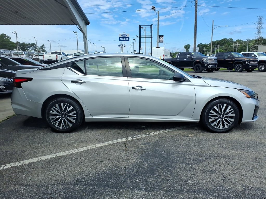 Used 2024 Nissan Altima 2.5 SV FWD image 8