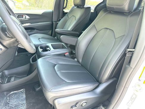 New 2026 Chrysler Pacifica Select FWD image 17