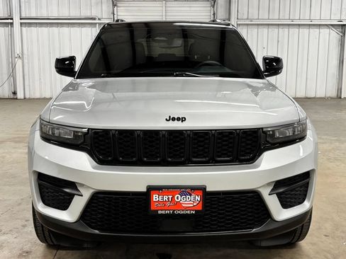 Used 2023 Jeep Grand Cherokee Altitude AWD/4WD image 2