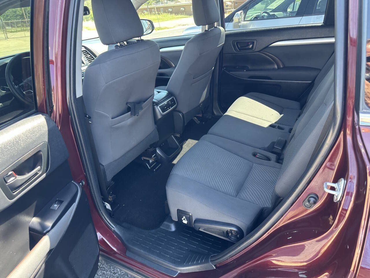 Used 2019 Toyota Highlander LE FWD image 14