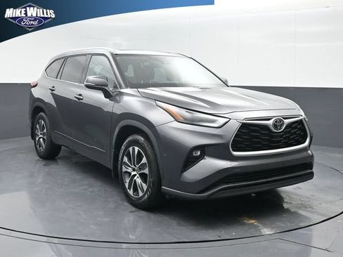 Used 2022 Toyota Highlander XLE FWD image 1