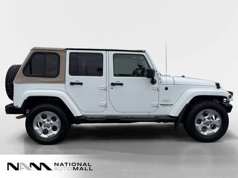 Used 2014 Jeep Wrangler Unlimited Sahara w/ Connectivity Group AWD/4WD image 6