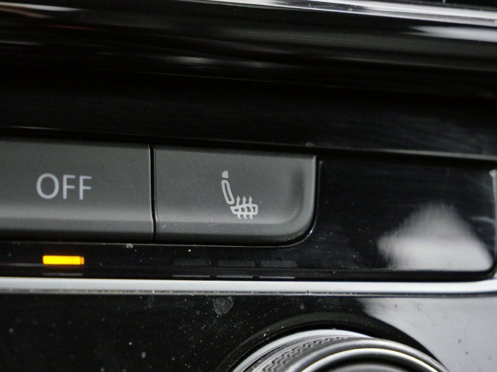 Used 2020 Volkswagen GTI SE FWD image 29