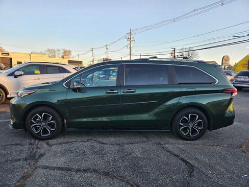 Used 2025 Toyota Sienna Platinum image 2