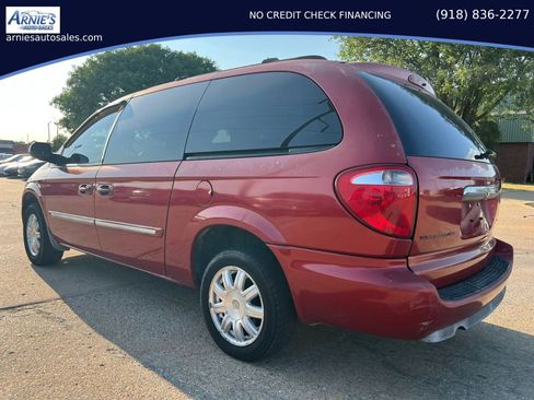 Used 2006 Chrysler Town & Country Touring w/ Leather Interior Group FWD image 4