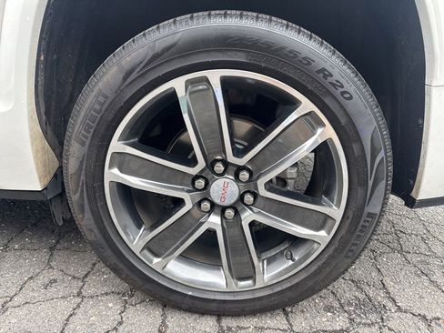 Used 2019 GMC Acadia Denali w/ Technology Package FWD image 17