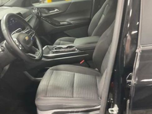 Used 2025 Chevrolet Equinox LT FWD image 2