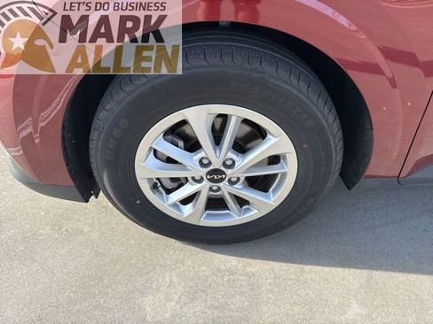 Used 2024 Kia Carnival LX image 7