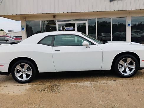 Used 2022 Dodge Challenger SXT image 9