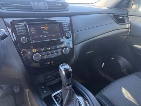 Used 2020 Nissan Rogue SV w/ Premium Package image 17