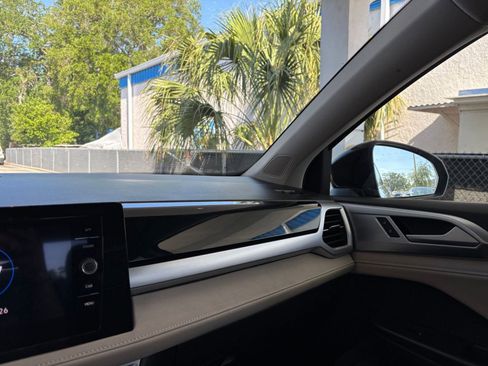 Used 2025 Volkswagen Taos SE image 35