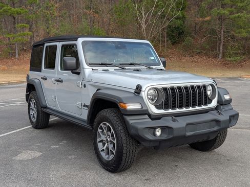 Used 2024 Jeep Wrangler Sport S image 11