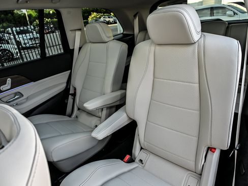 Used 2025 Mercedes-Benz GLS 450 4MATIC image 23