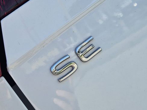 Used 2022 Volkswagen Tiguan SE w/ Panoramic Sunroof Package FWD image 8